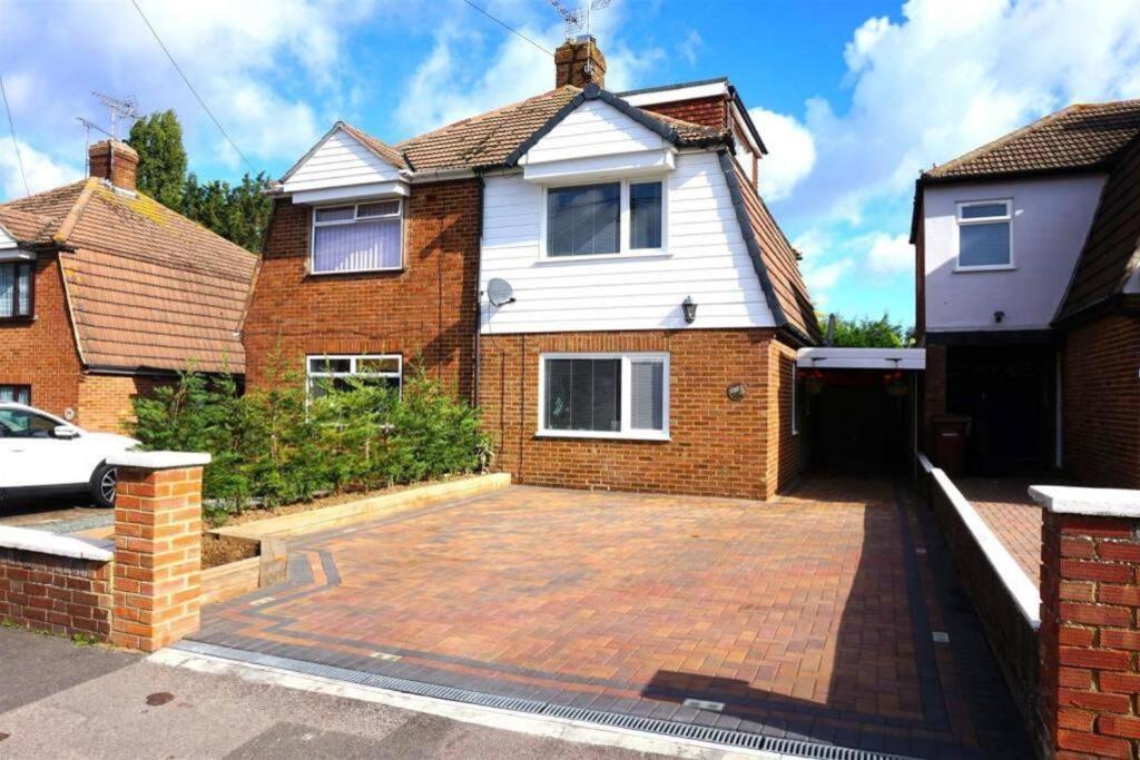 Lovely Family Home In Rainham, Kent Rainham  Exterior photo